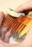 Ein Kamm aus dem Naturprodukt "Holz" wirkt sich geschmeidig und antistatisch auf Ihre tägliche Bartpflege aus. 